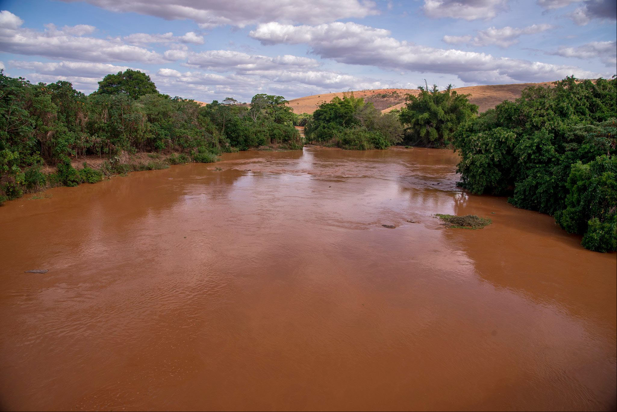 Governador Valadares (MG) - agem da lama pelo Rio Doce, por causa do rompimento de duas barragens em Mariana, Minas Gerais, causa desastre ambiental (Leonardo Merçon/Instituto Últimos Refúgios/Divulgação)