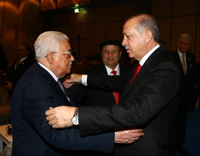 Presidente da Turquia, Recep Tayyip Erdogan (direita), cumprimenta o presidente da Autoridade Palestina, Mahmoud Abbas (esquerda), durante a cúpula extraordinária da Organização para a Cooperação Islâmica