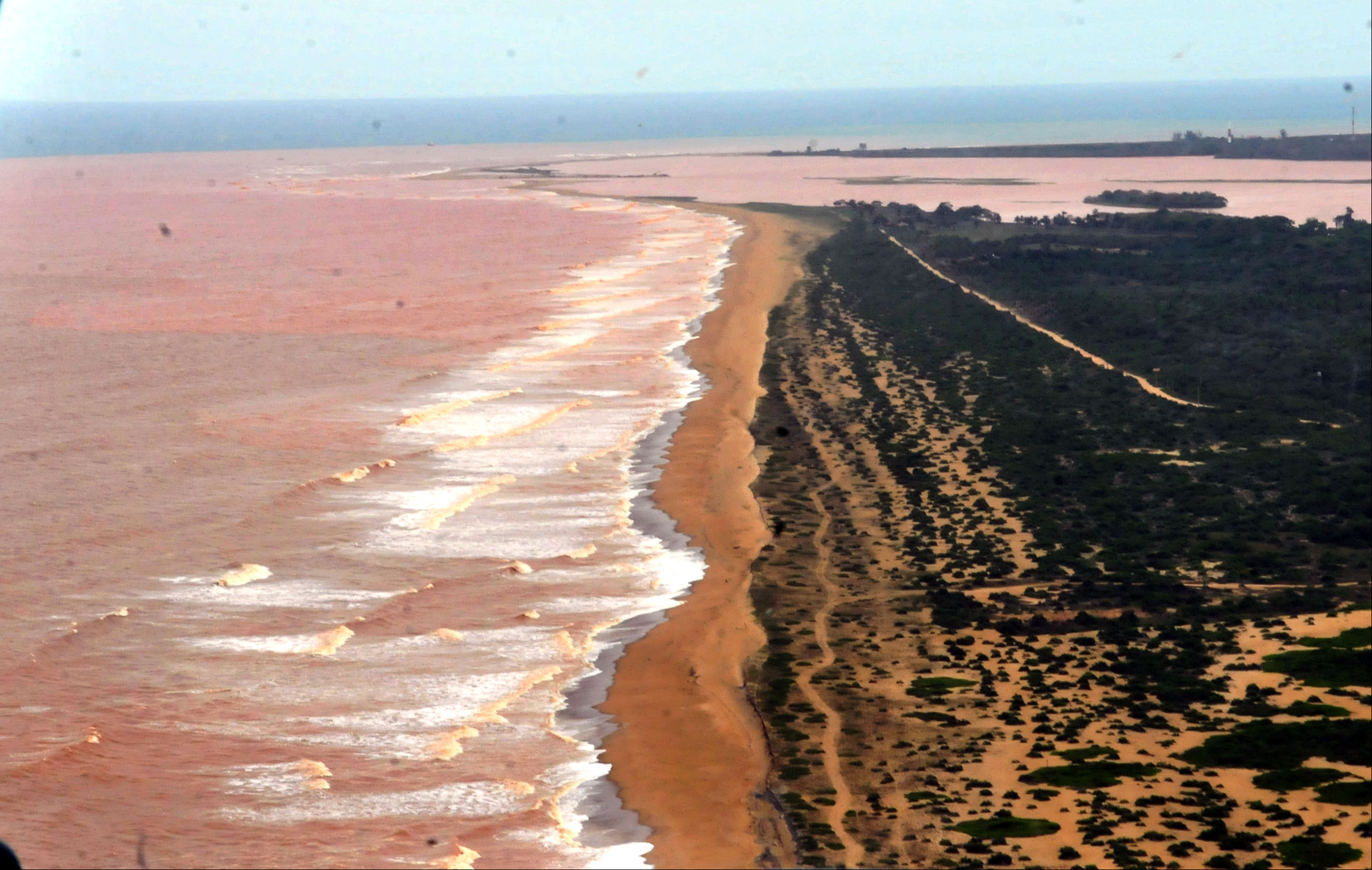 Lama de barragem que se rompeu em Minas avança sobre o mar no Espírito Santo (Divulgação/Ministério do Meio Ambiente)