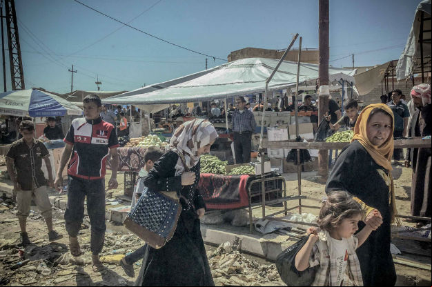  Na parte de leste de Mossul, a vida vai voltando ao normal, com mercados, escolas e negócios funcionando 