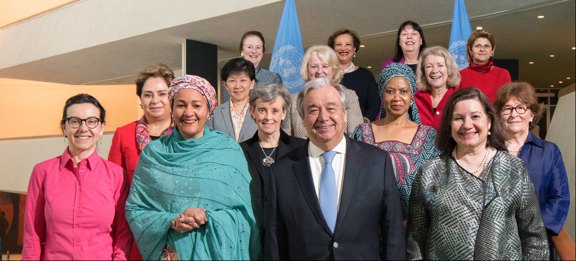 António Guterres, com algumas das mulheres que compõem parte de sua equipe de liderança