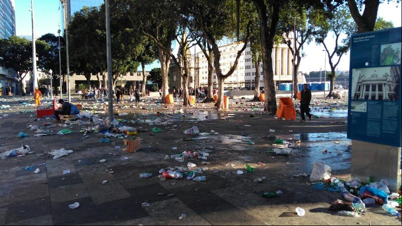 Rio de Janeiro - Após a festa, a histórica Praça Quinze de Novembro amanheceu coberta de lixo e com muitos cacos de vidro pelo chão (Divulgação/Alerj)